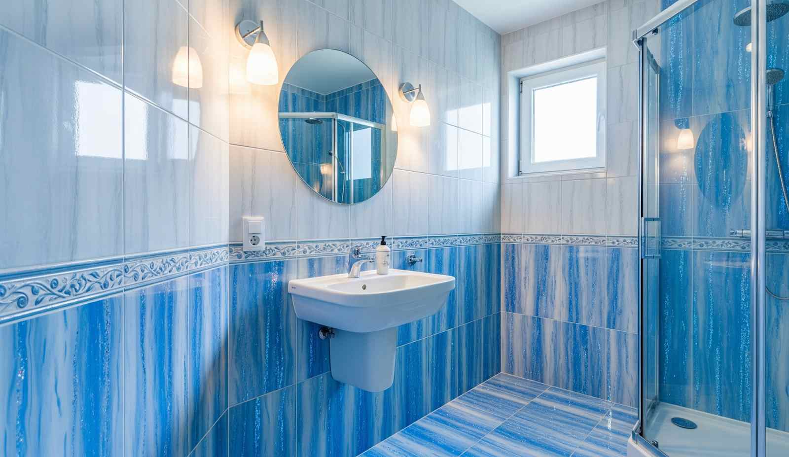 Light-Reflecting Tiles: Onice Misty for Small Blue Bathrooms